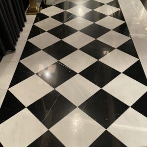 nero marquina mermeri ve koyu yüzeylerin mekânsal gücü