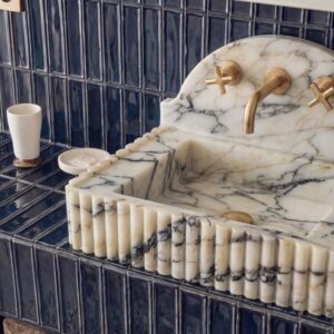 doğal taş lavabo tasarımları ile modern banyolar