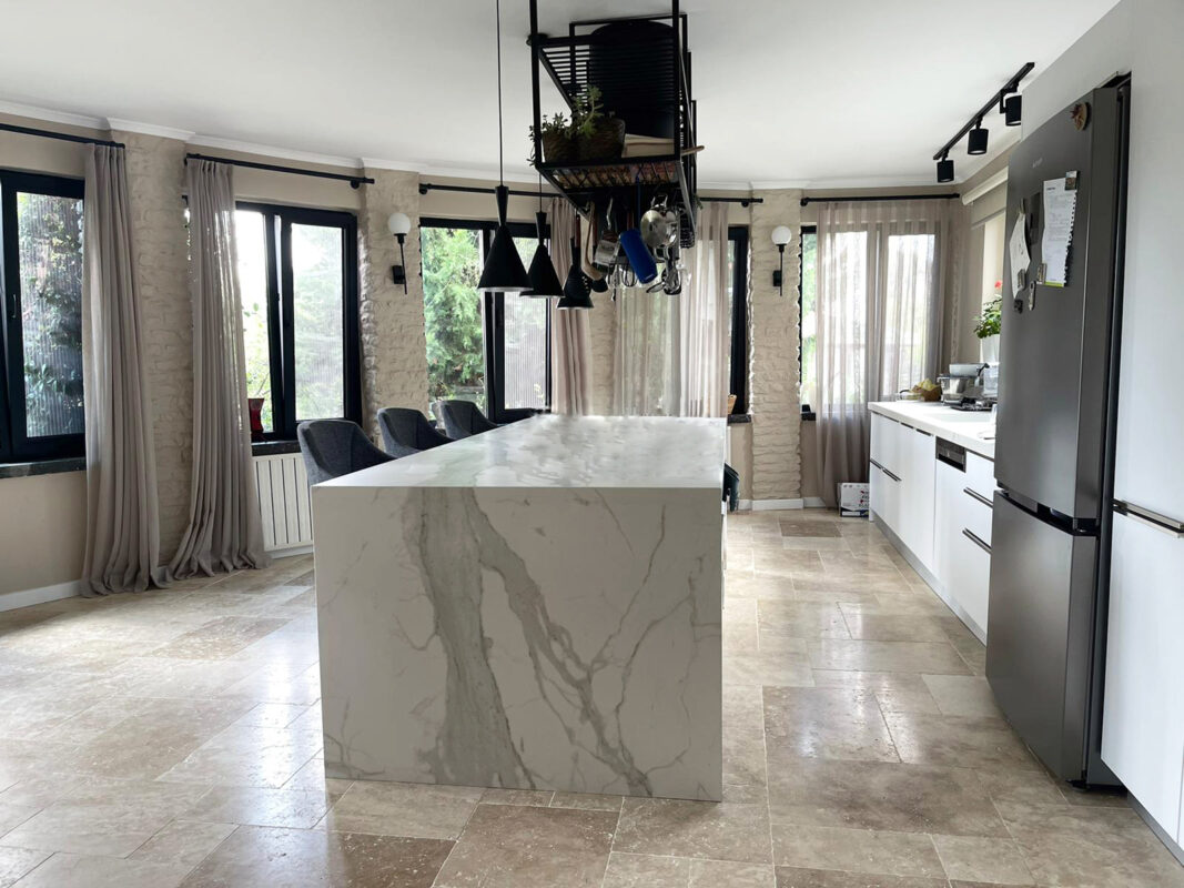 Porcelain Countertop Designs: Bringing Natural Stone Looks Into Modern Kitchens 5 553 - efesus home